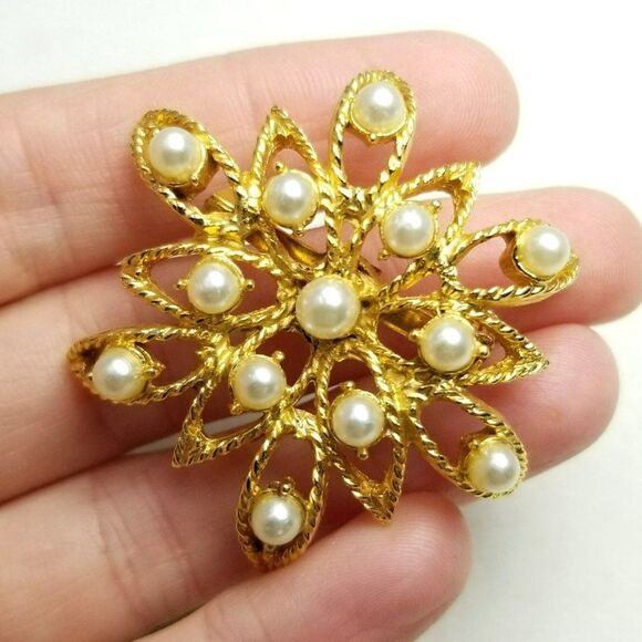 Vintage Faux Pearl and Gold Tone Radiant Flower Shape Brooch, Retro Estate - Picture 1 of 6